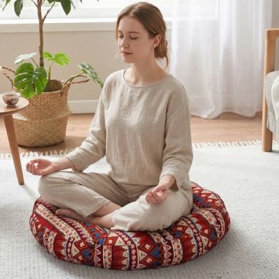 femme assise sur un zafu rond rouge