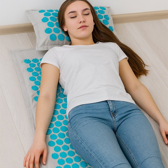 femme qui relaxe sur un tapis acupression dans un pièce