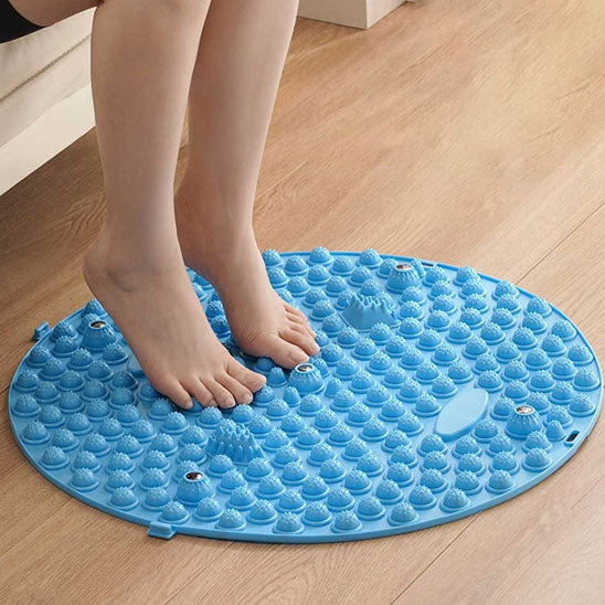 pied poser sur un tapis d acupression rond